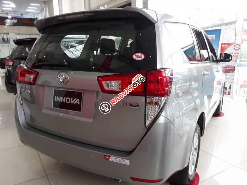 Bán xe Toyota Innova E năm sản xuất 2019, màu bạc, giá 731tr-4