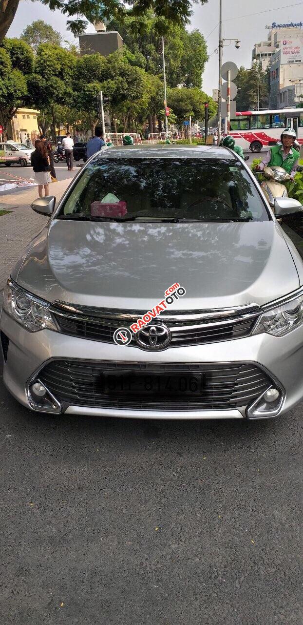 Cần bán xe Toyota Camry E năm sản xuất 2016, màu bạc-0