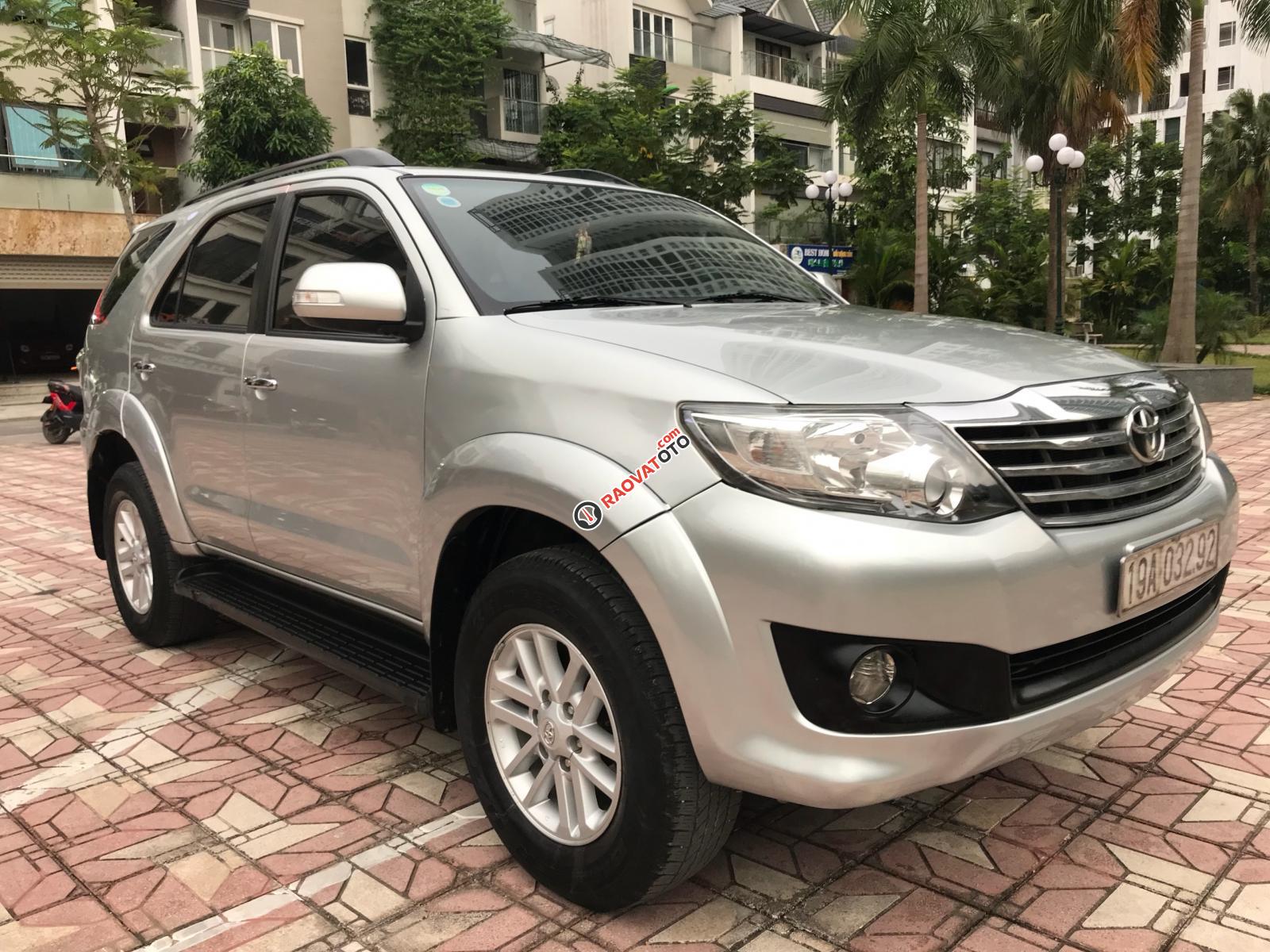 Bán Toyota Fortuner V năm sản xuất 2013, màu bạc, giá tốt-3