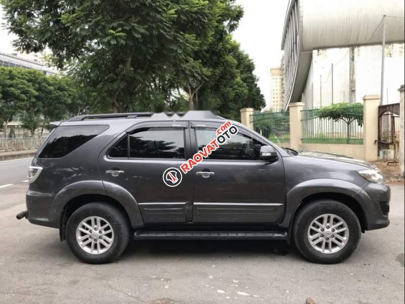 Bán Toyota Fortuner V đời 2014, màu xám, chính chủ, 645tr-0