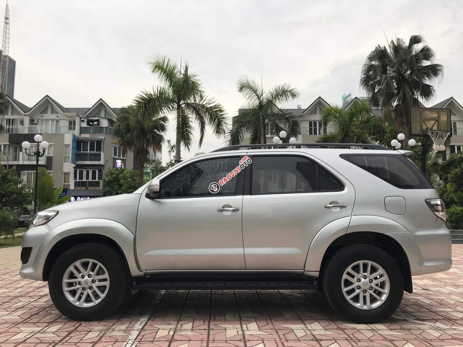 Bán Toyota Fortuner V năm sản xuất 2013, màu bạc, giá tốt-10