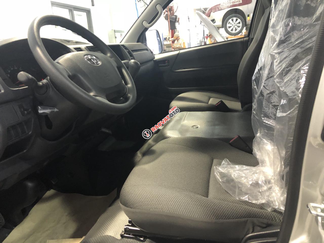Bán ô tô Toyota Hiace 3.0l máy dầu 15 chỗ sản xuất 2019, màu bạc-1
