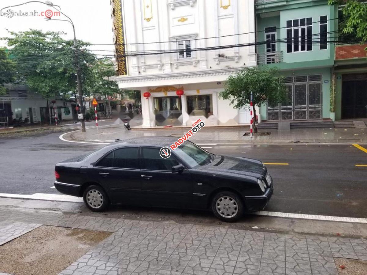 Bán lại xe Mercedes E230 1996, màu đen-5