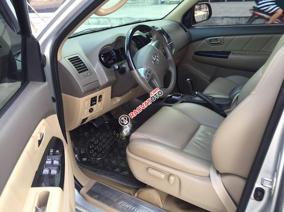 Cần bán xe Toyota Fortuner 2014 máy xăng, số tự động, màu bạc-4