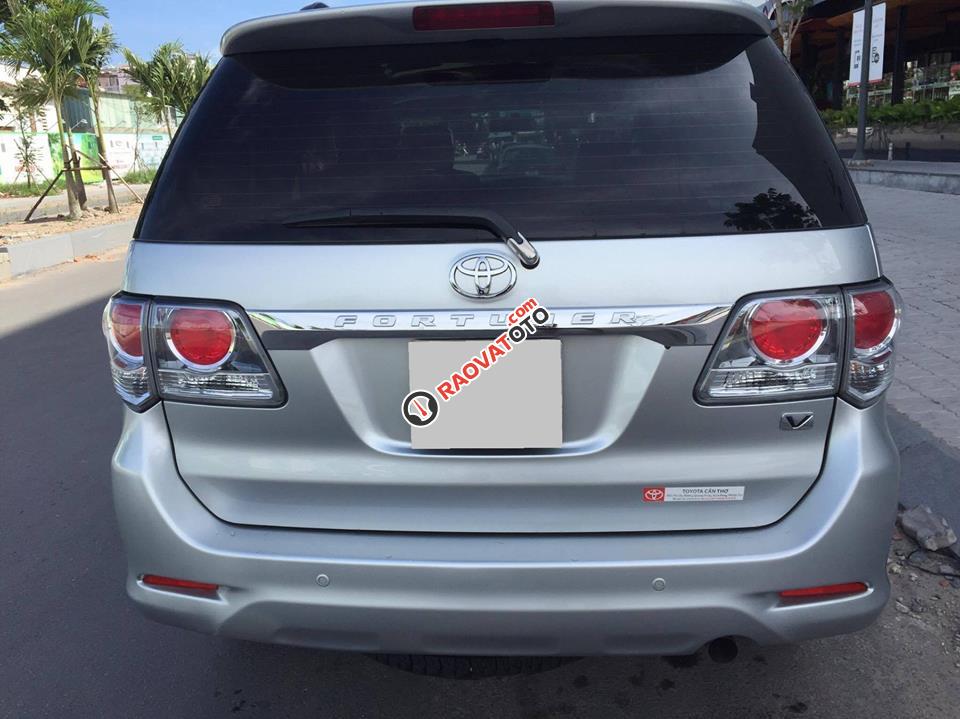 Cần bán xe Toyota Fortuner 2014 máy xăng, số tự động, màu bạc-7