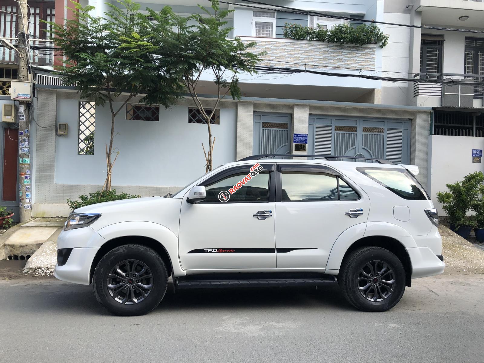 Bán Toyota Fortuner Sportivo AT model 2016, màu trắng-1