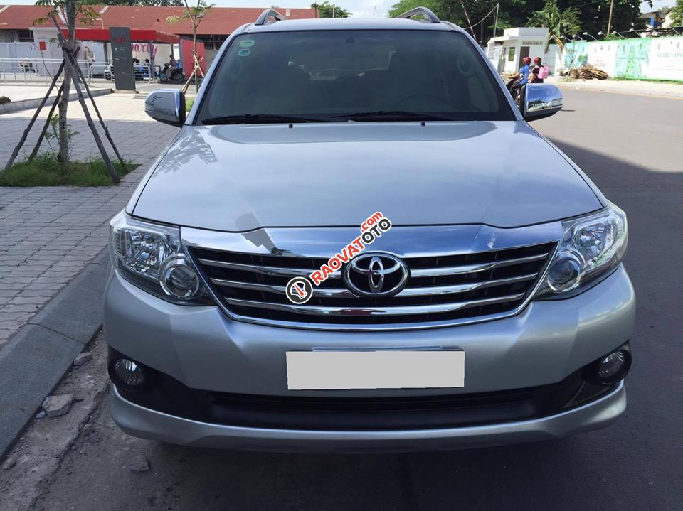 Cần bán xe Toyota Fortuner 2014 máy xăng, số tự động, màu bạc-5