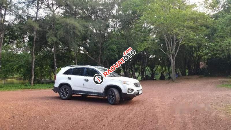 Cần bán xe Kia Sorento 2WD AT đời 2013, màu trắng, vẫn lốp zin từ lúc mới mua-0