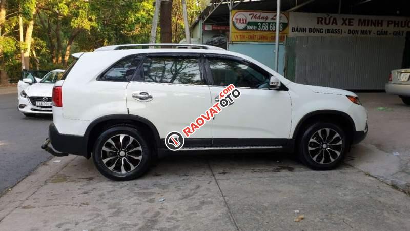 Cần bán xe Kia Sorento 2WD AT đời 2013, màu trắng, vẫn lốp zin từ lúc mới mua-1