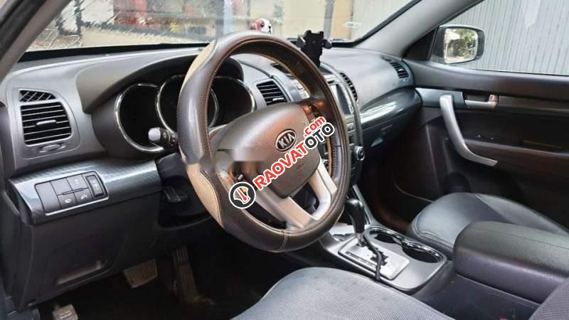 Cần bán xe Kia Sorento 2WD AT đời 2013, màu trắng, vẫn lốp zin từ lúc mới mua-2