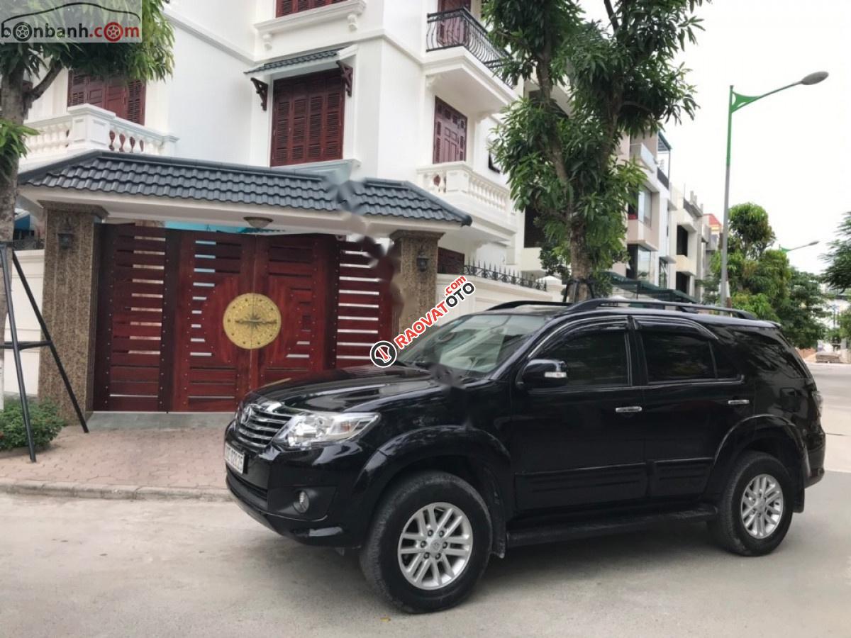 Bán Toyota Fortuner V 2013, màu đen, xe gia đình, giá tốt-0