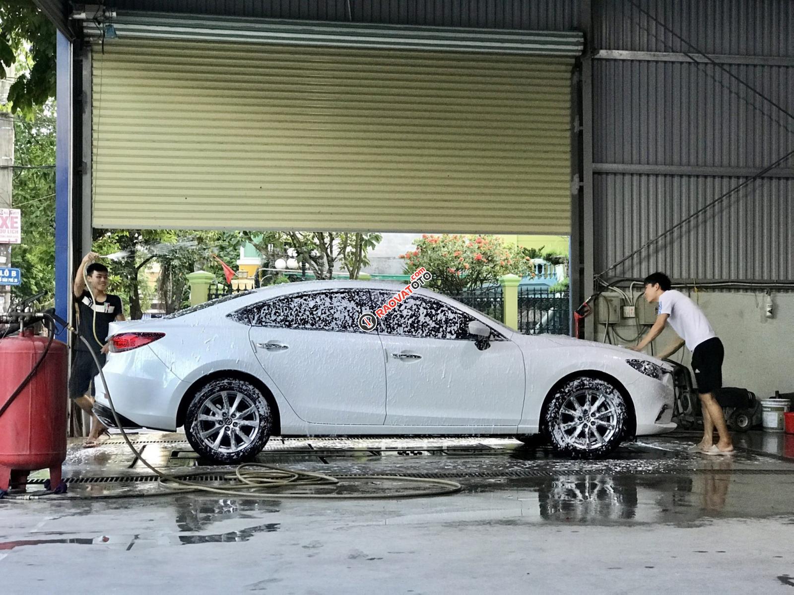 Bán Mazda 6 AN 2.0 màu trắng đời 2017 - Đk 24/12/2016-0