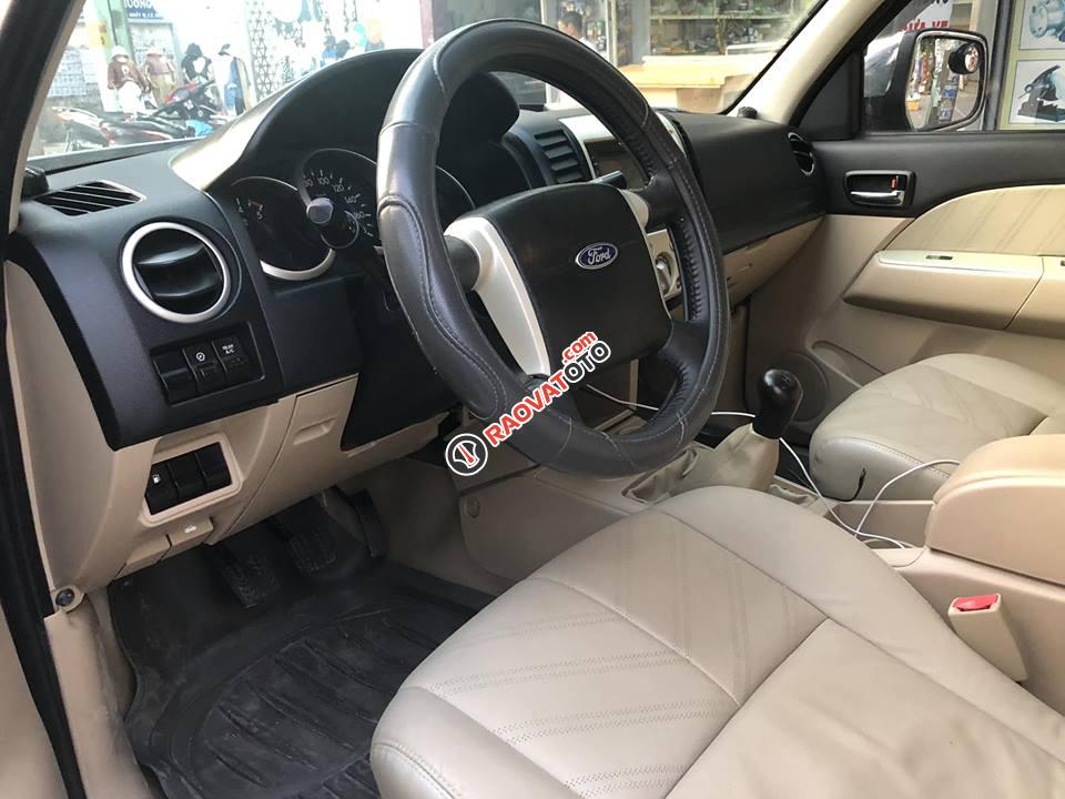 Cần bán xe Ford Everest 2011 số sàn máy dầu, màu hồng phấn-4
