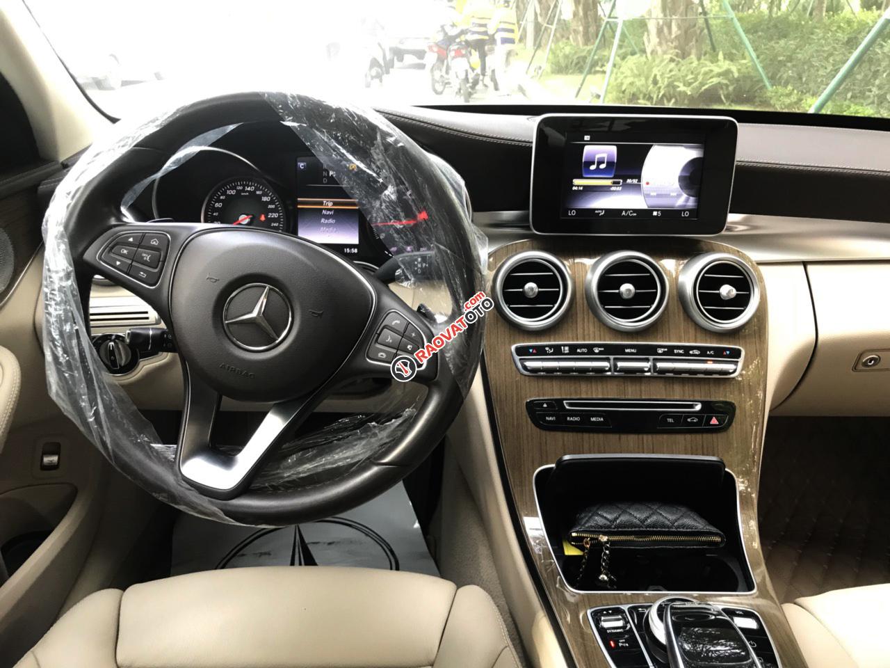 Chính chủ bán Mercedes C250 Exclusive model 2017, màu trắng, nội thất kem, siêu hot, giá 1tỷ 280 triệu-1