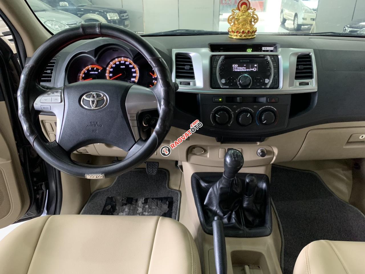 Cần bán xe Toyota Hilux sản xuất 2014 giá tốt-8