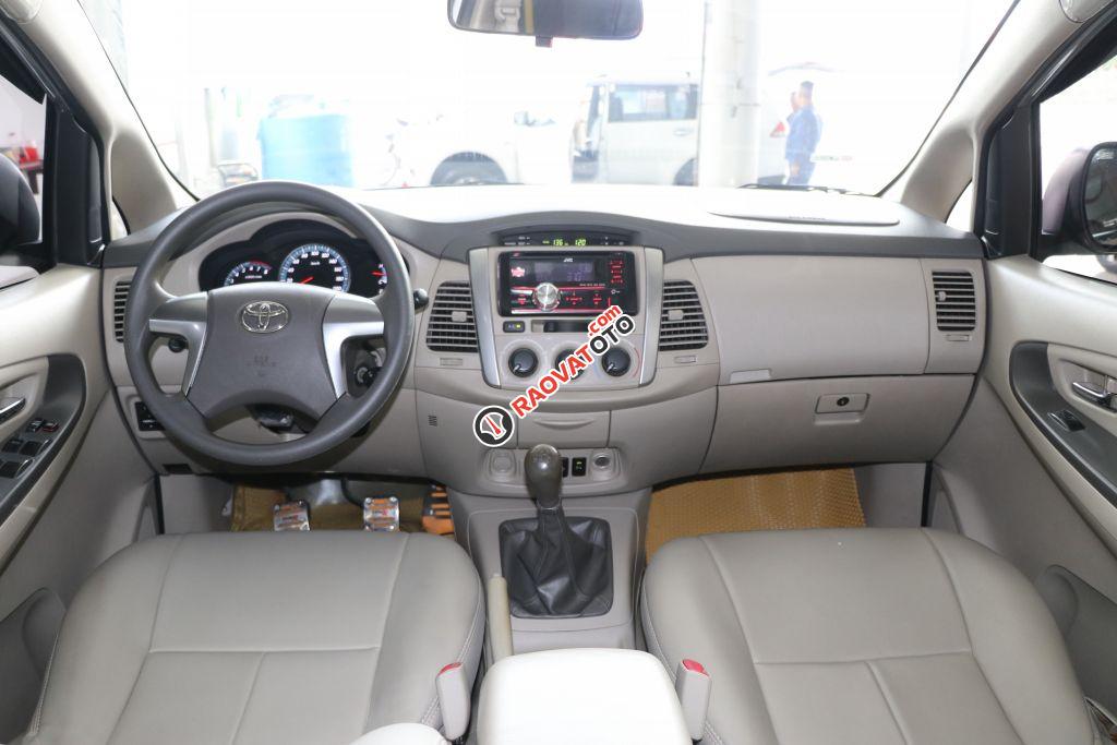 Cần bán xe Toyota Innova E 2.0MT năm 2016, màu bạc, giá tốt-7