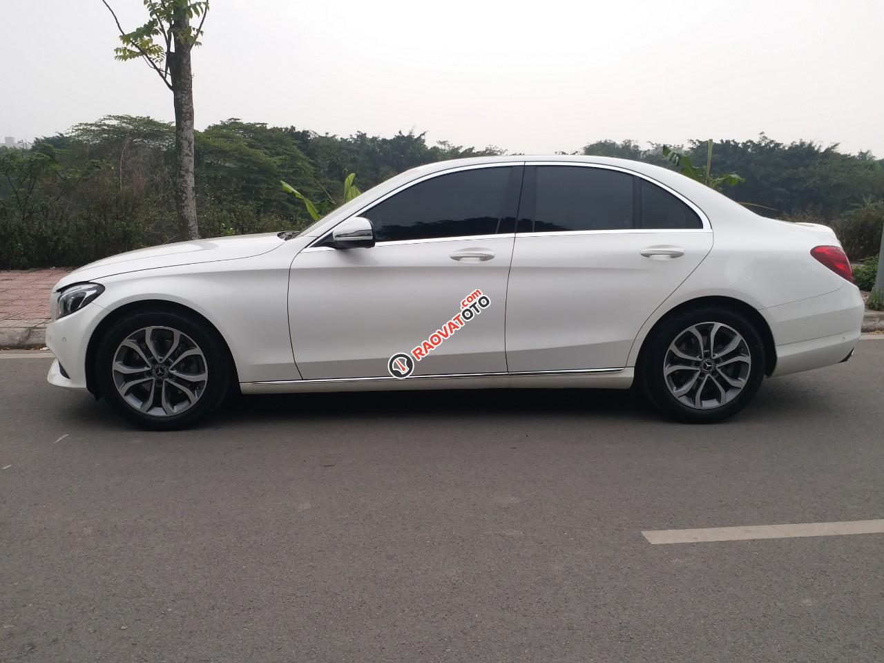 Mercesdes Benz C200 màu trắng/kem, sản xuất 2018, biển Hà Nội-10