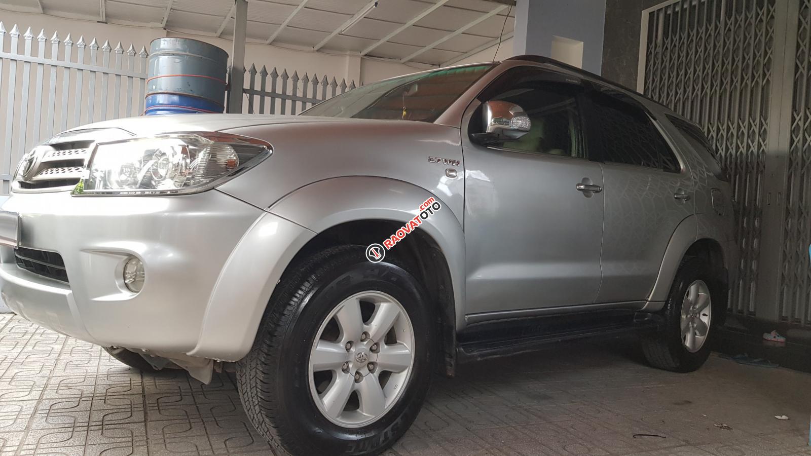 Bán Toyota Fortuner 2011 màu bạc, biển số thành phố, xe ít đi-1