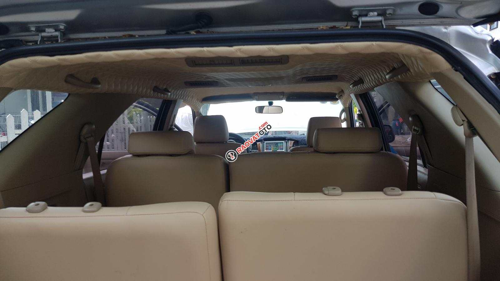 Bán Toyota Fortuner 2011 màu bạc, biển số thành phố, xe ít đi-0