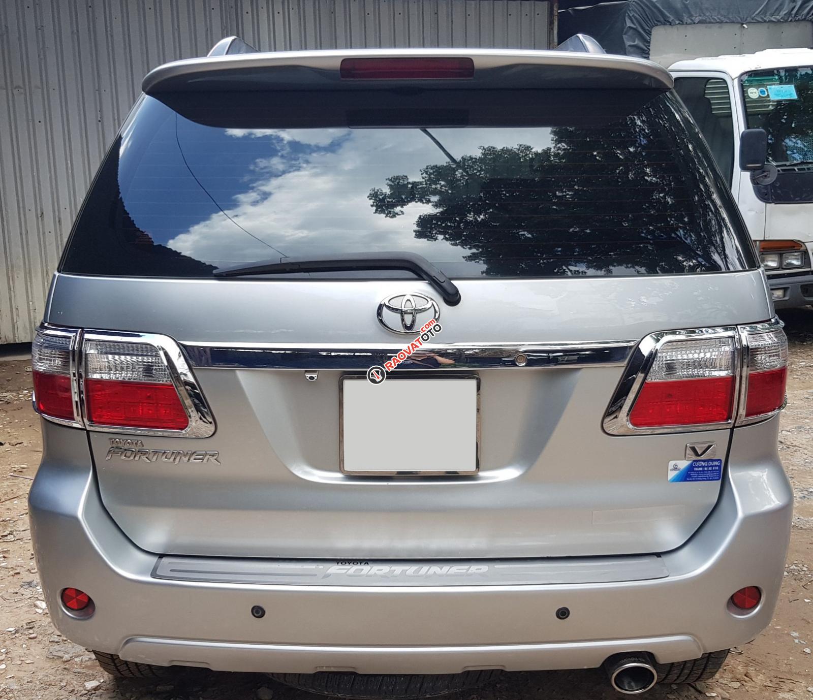 Bán Toyota Fortuner 2011 màu bạc, biển số thành phố, xe ít đi-6