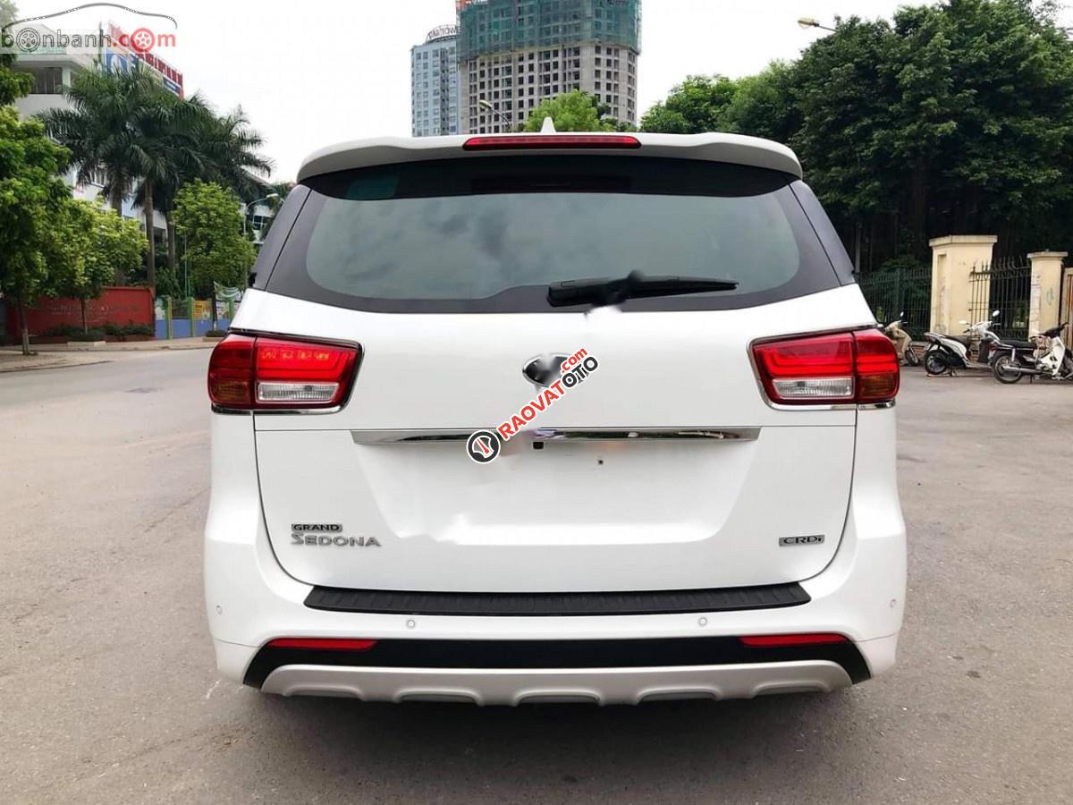 Bán xe Kia Sedona 2.2 CRDi AT năm 2017, màu trắng-9