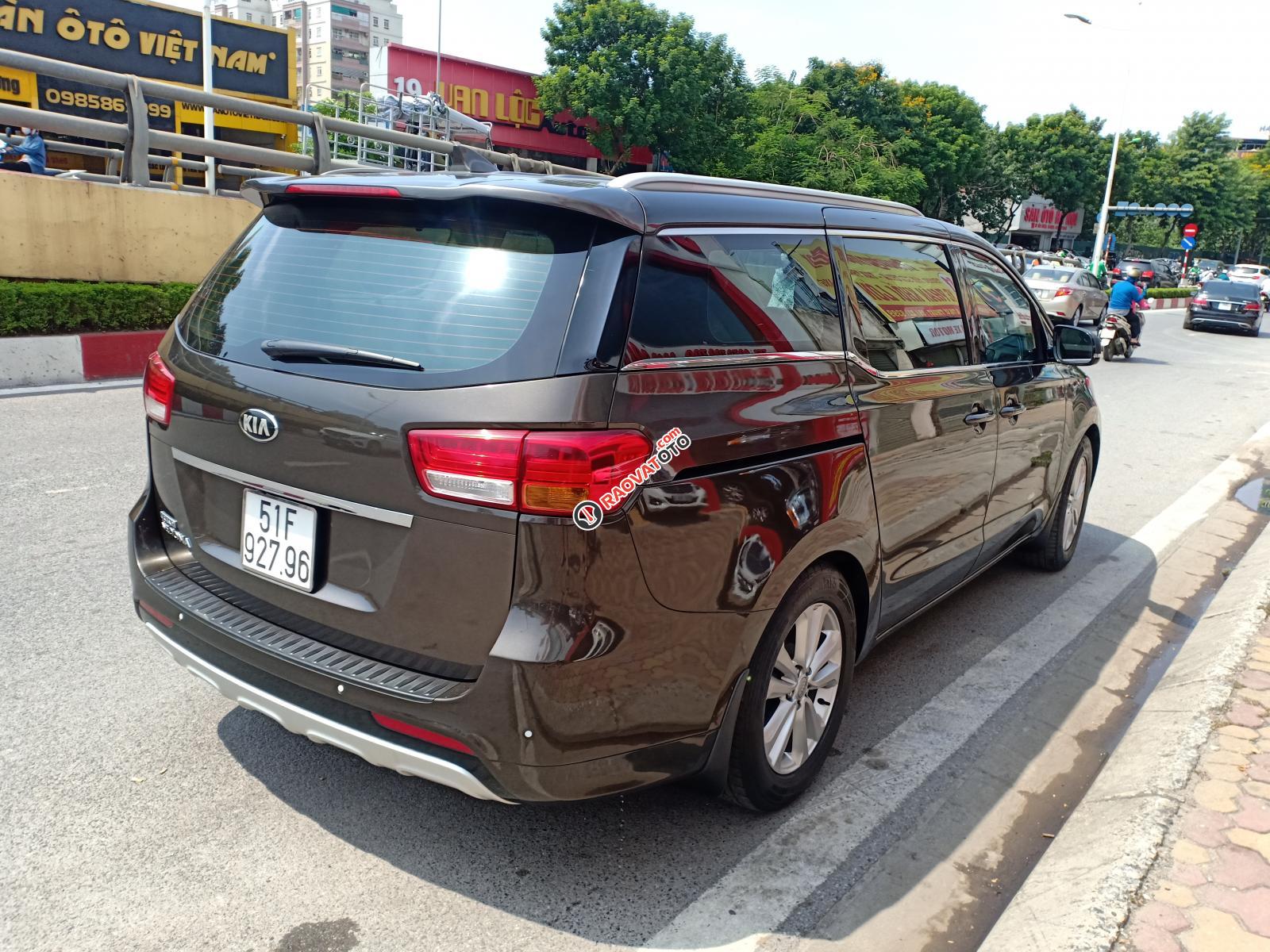 Bán xe Kia Sedona GAT năm sản xuất 2015, màu nâu-2