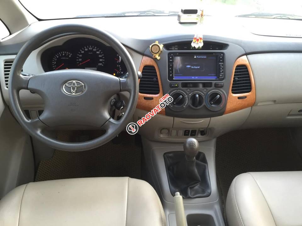 Bán Toyota Innova MT đời 2011, màu bạc số sàn, giá 397tr-0