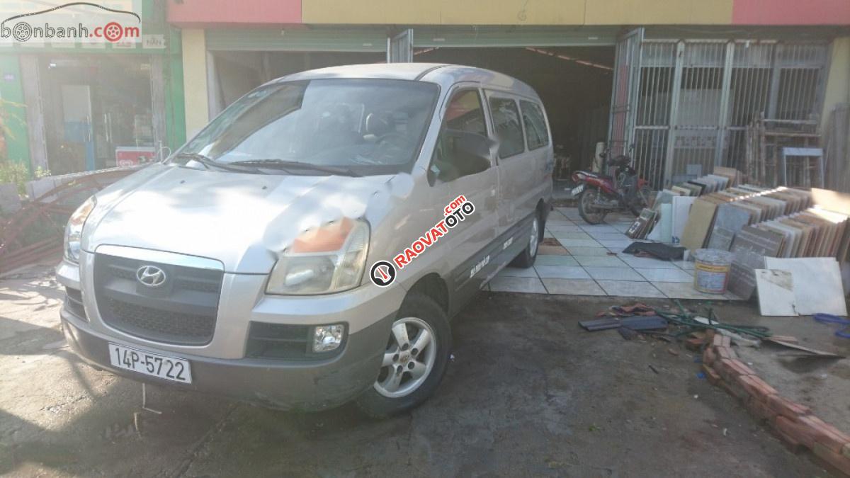 Xe Hyundai Starex GRX năm sản xuất 2005, màu bạc, xe nhập -4