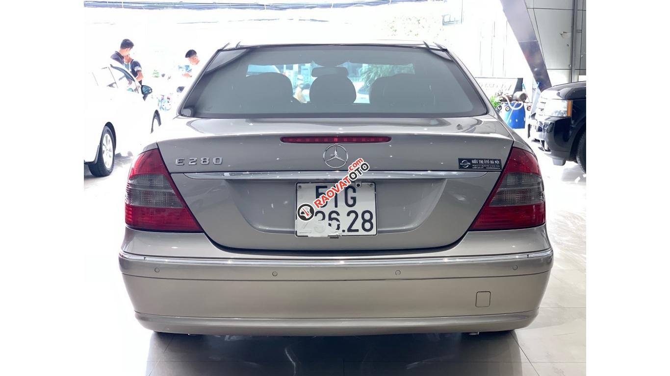 HCM: Mercedes E280 2007, màu xám-4
