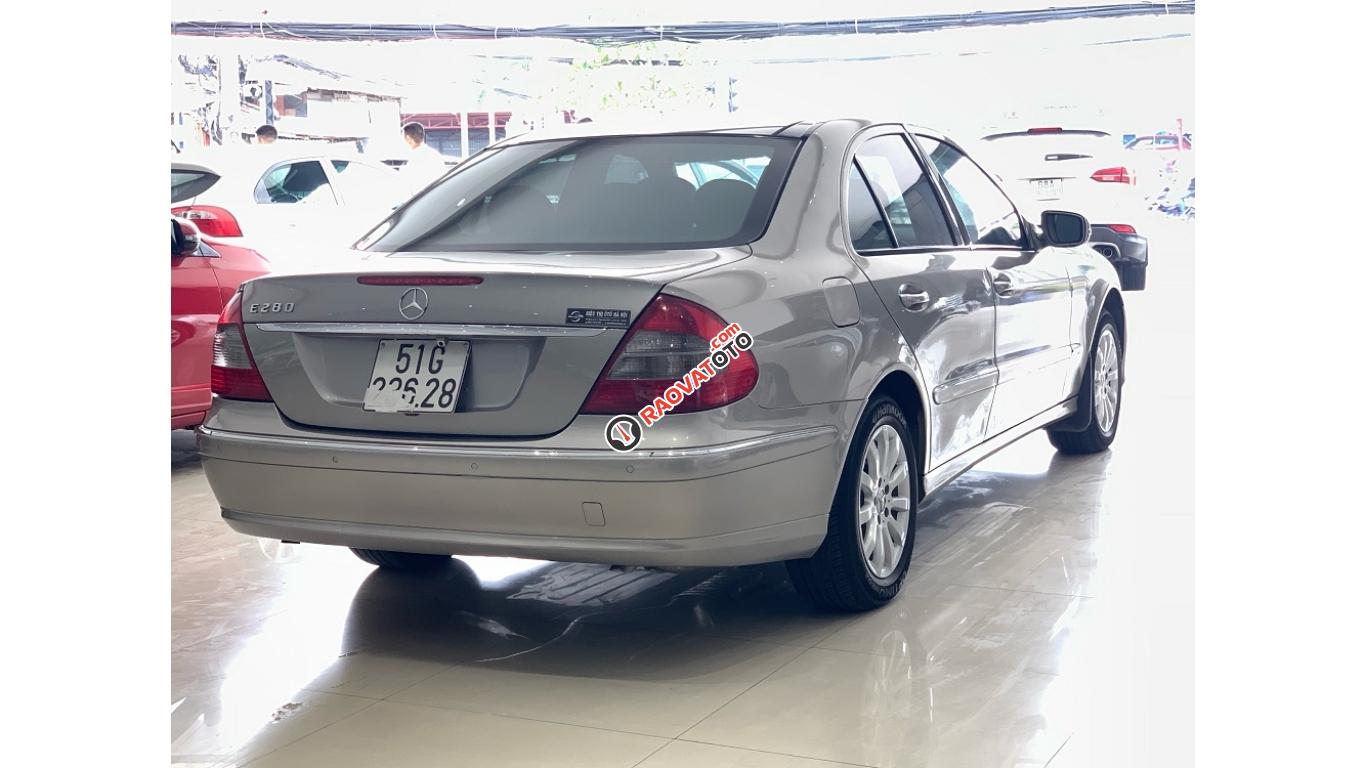 HCM: Mercedes E280 2007, màu xám-6
