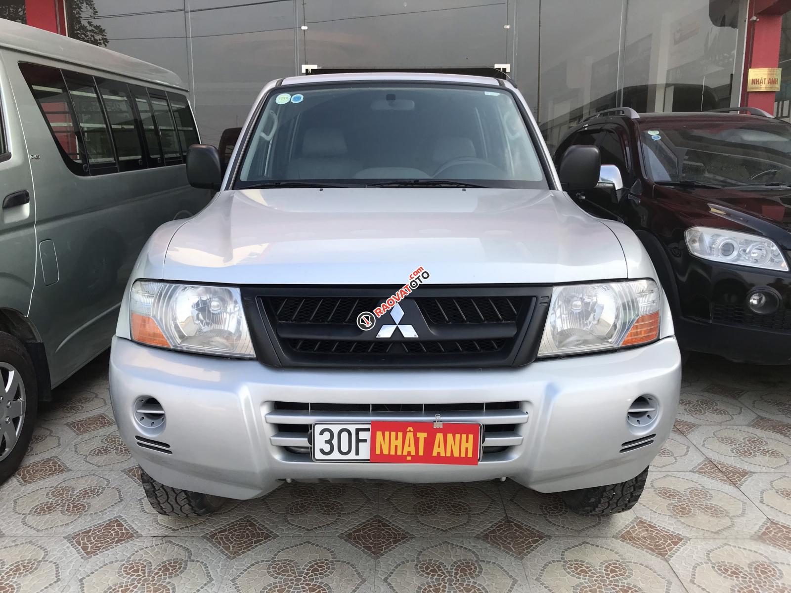 Cần bán Mitsubishi Pajero 3.0 đời 2005, màu bạc-0