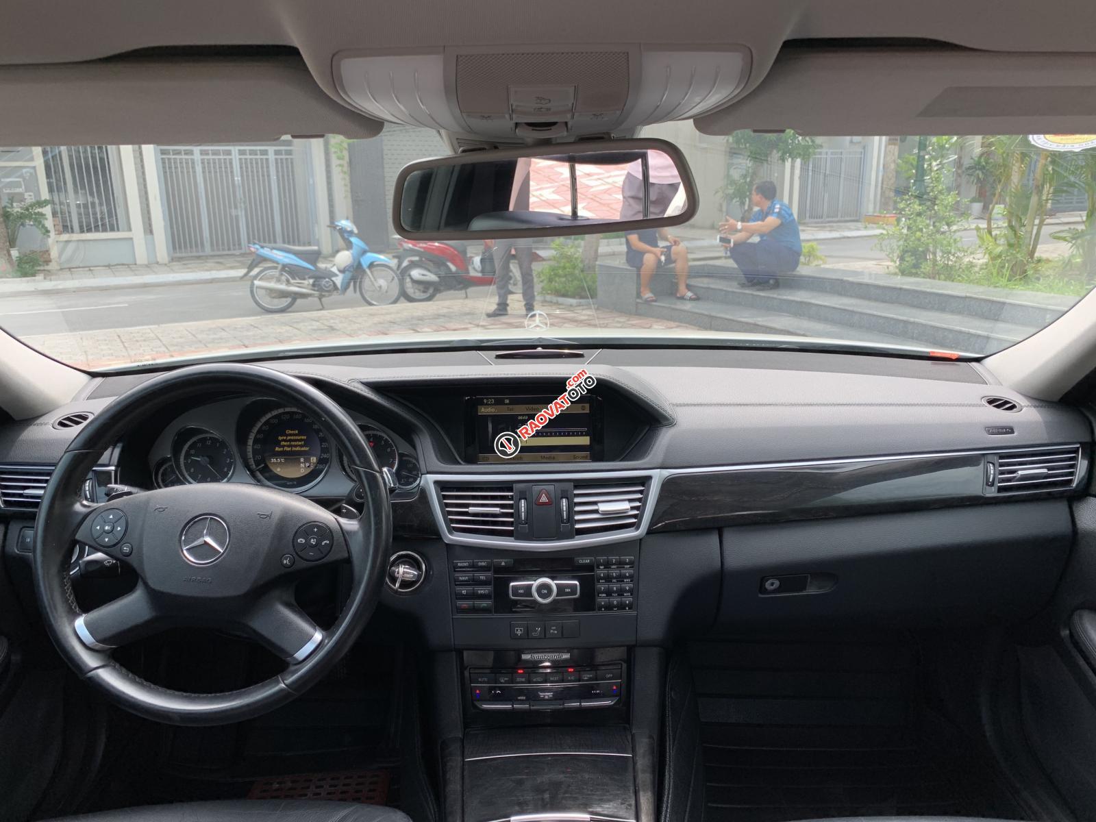 Bán xe Mercedes E250 năm 2011, màu trắng-7