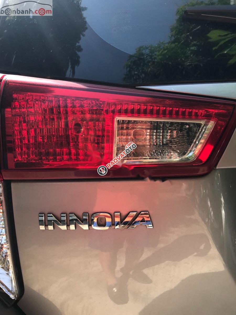 Chính chủ bán Toyota Innova E đời 2016, màu ghi hồng-9