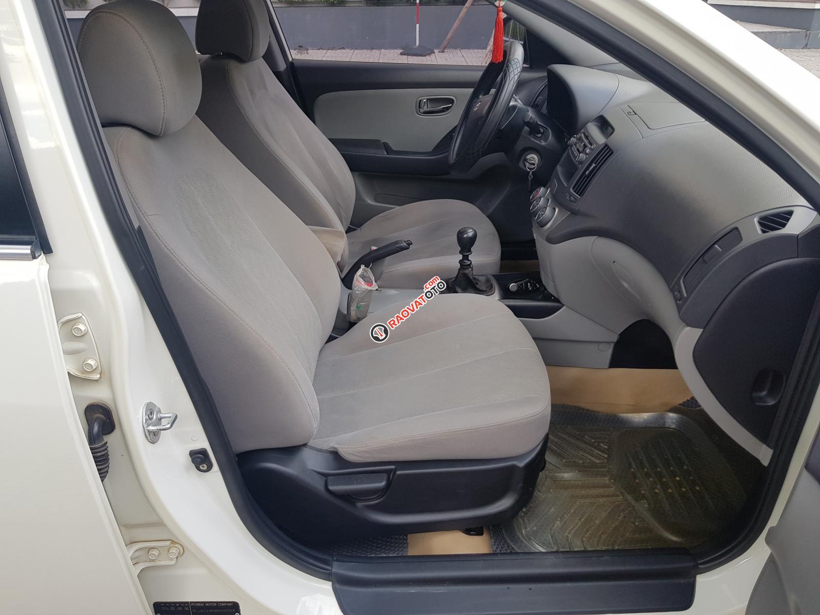 Bán Hyundai Avante 1.6MT sản xuất 2011, màu trắng, gia đình sử dụng kỹ mới 95%-4