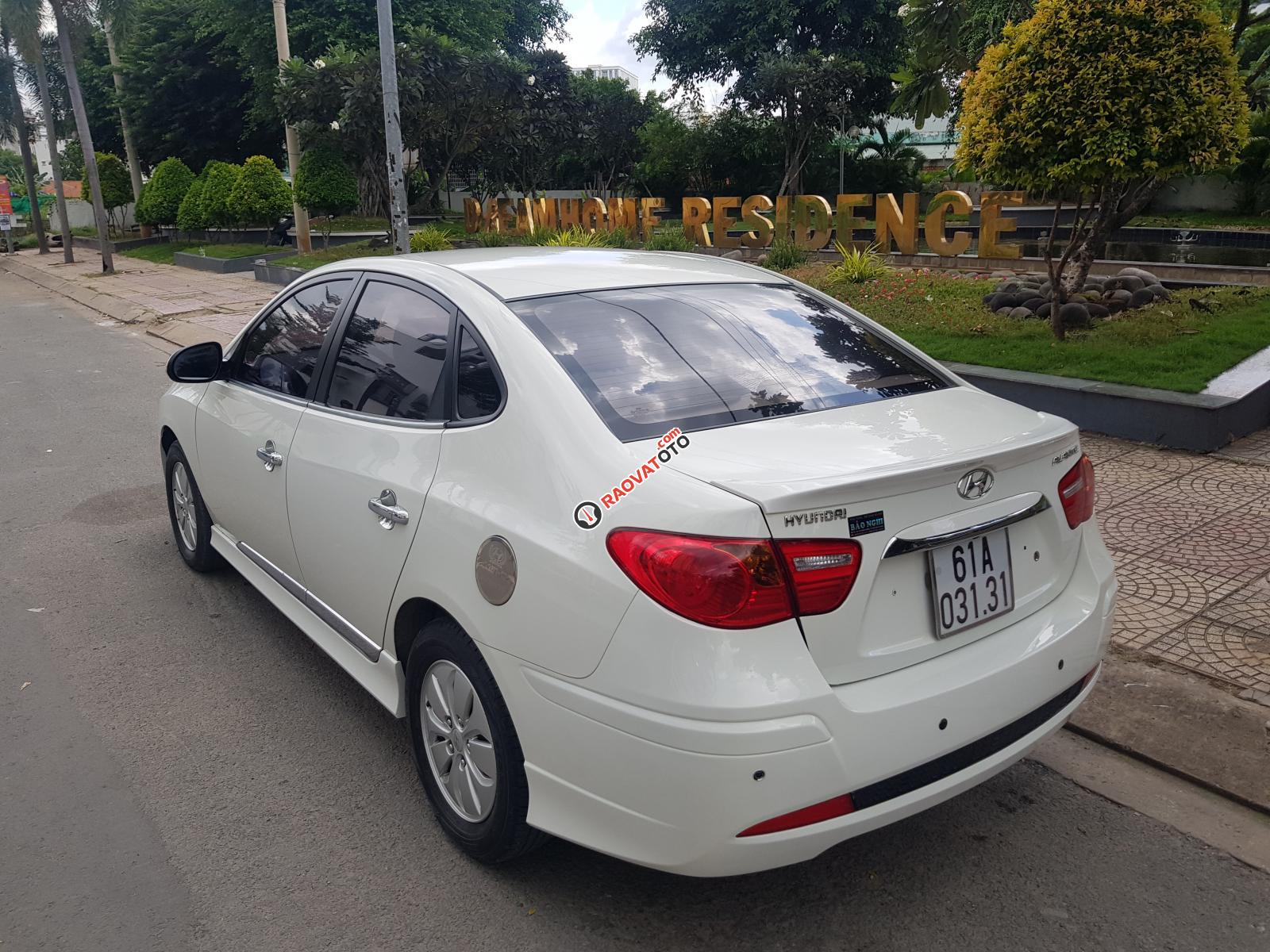 Bán Hyundai Avante 1.6MT sản xuất 2011, màu trắng, gia đình sử dụng kỹ mới 95%-12