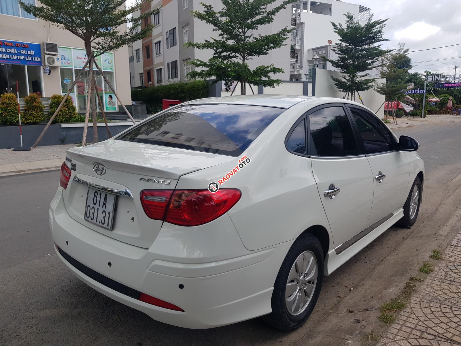 Bán Hyundai Avante 1.6MT sản xuất 2011, màu trắng, gia đình sử dụng kỹ mới 95%-10