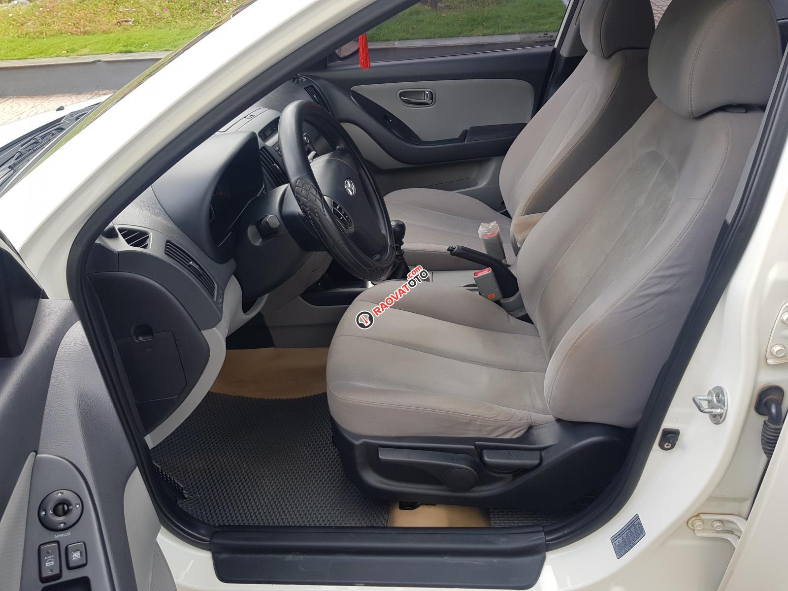 Bán Hyundai Avante 1.6MT sản xuất 2011, màu trắng, gia đình sử dụng kỹ mới 95%-7