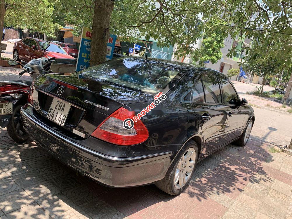 Bán xe Mercedes E280 sản xuất năm 2004, màu đen, giá tốt-4