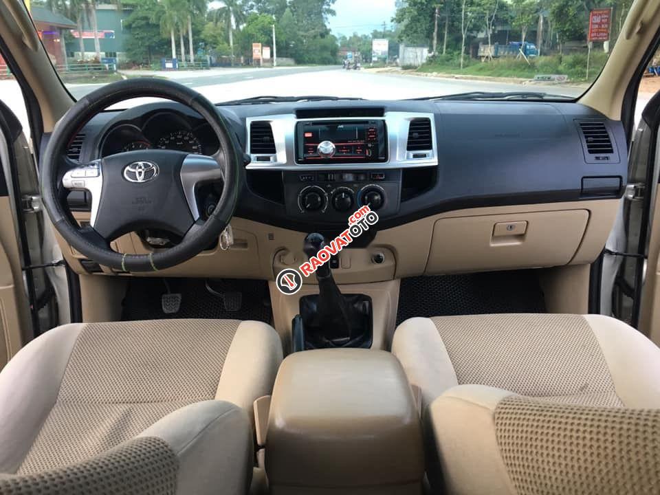 Bán Toyota Hilux E năm 2014, màu bạc, xe nhập số sàn -3