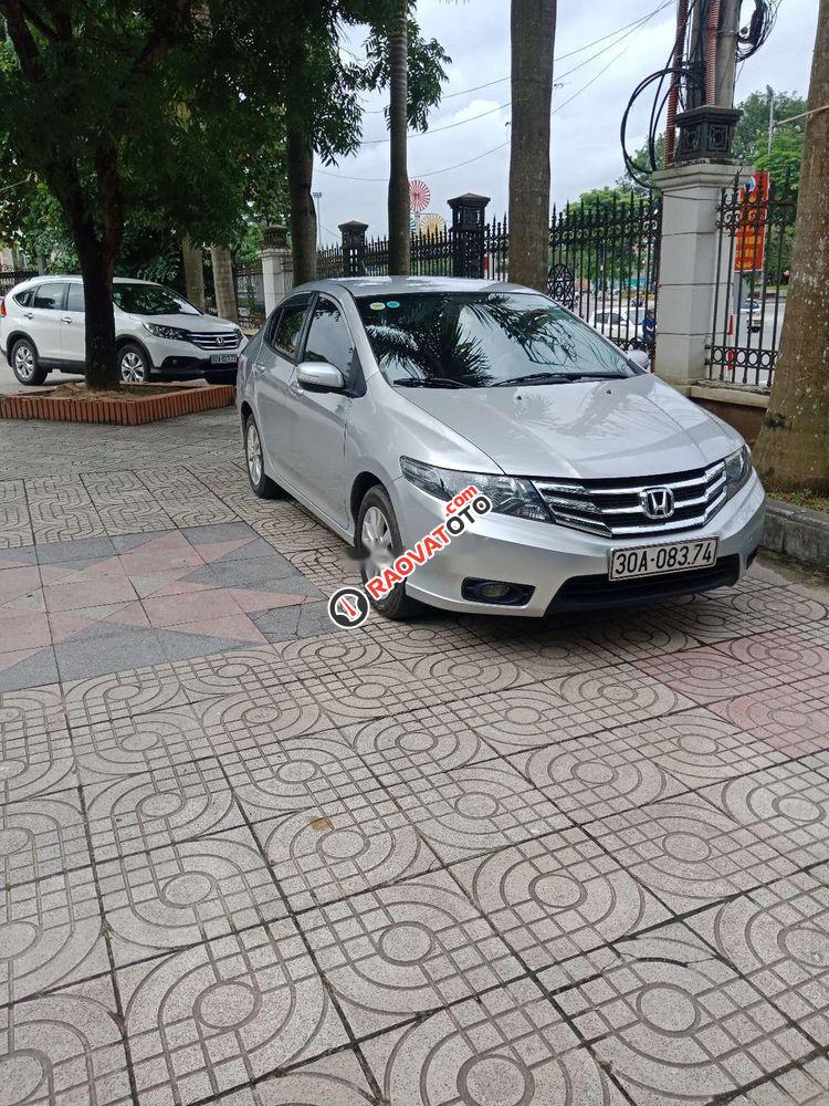 Cần bán gấp Honda City AT sản xuất năm 2014, màu bạc-0