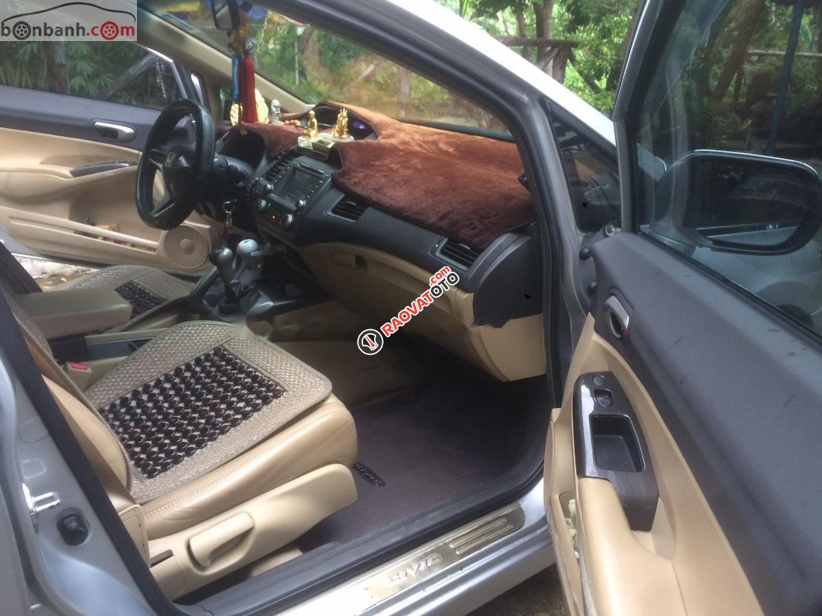 Cần bán Honda Civic 1.8 MT đời 2011, màu bạc chính chủ -1