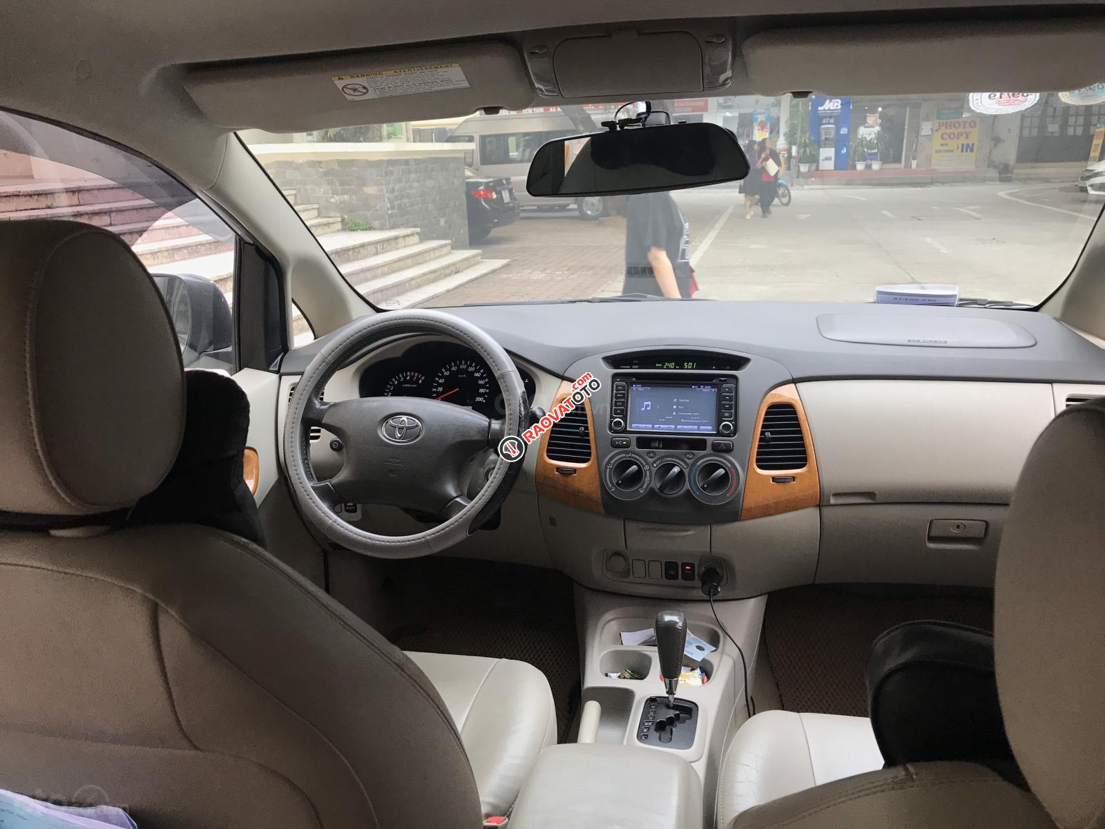 Bán Toyota Innova V 2011, màu bạc, giá tốt-2