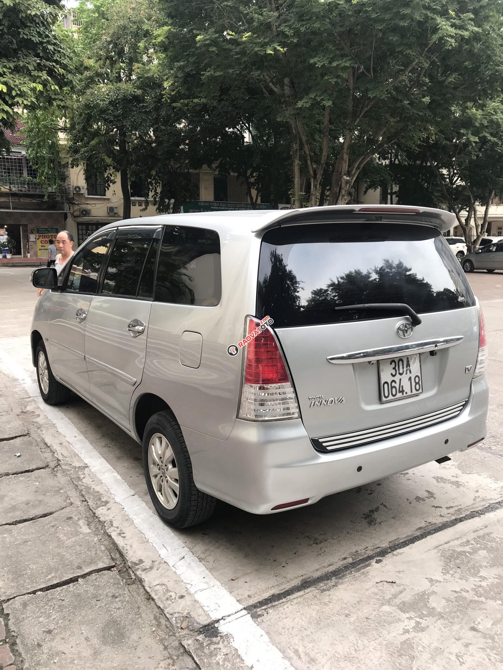 Bán Toyota Innova V 2011, màu bạc, giá tốt-3