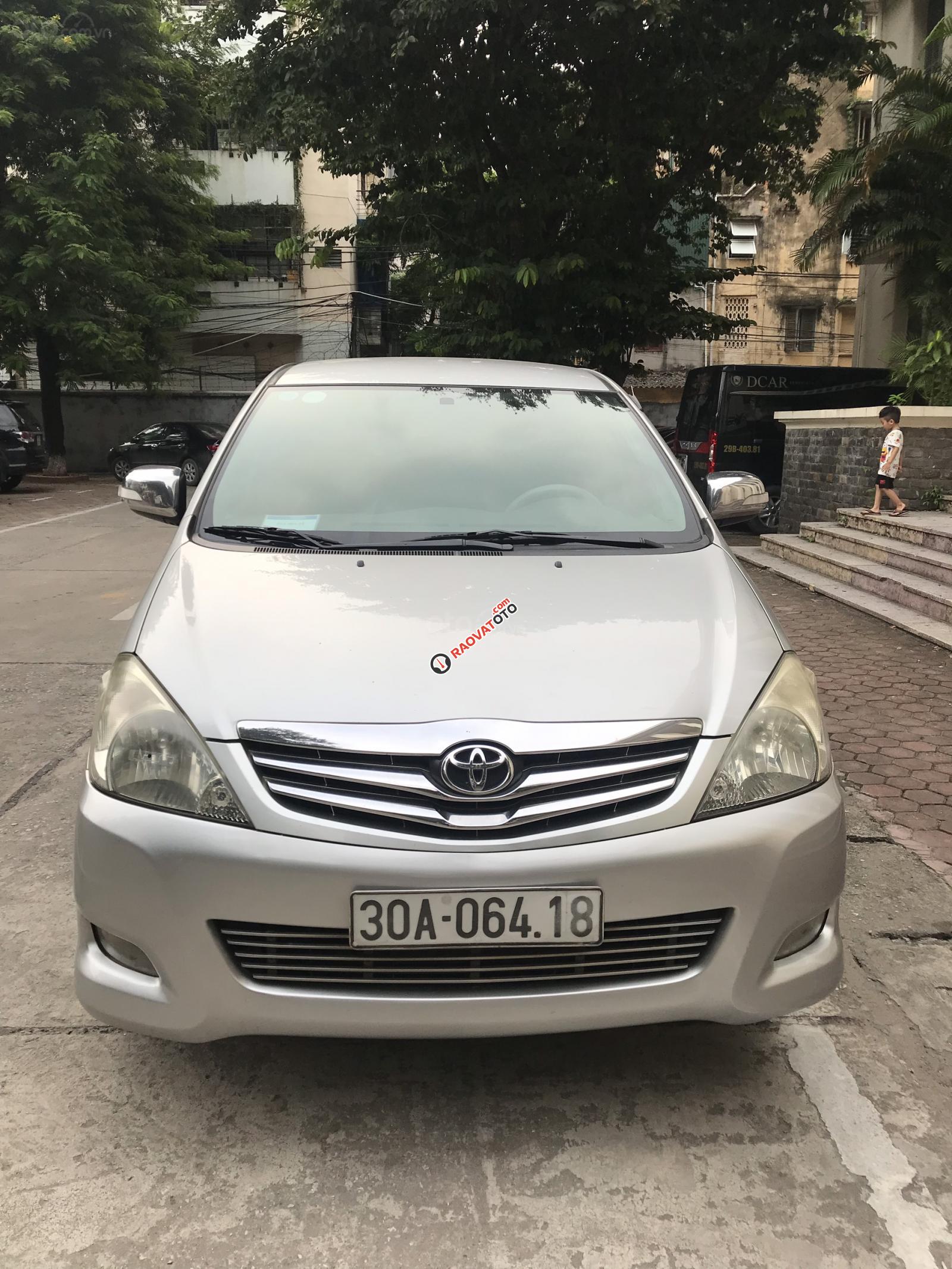 Bán Toyota Innova V 2011, màu bạc, giá tốt-1