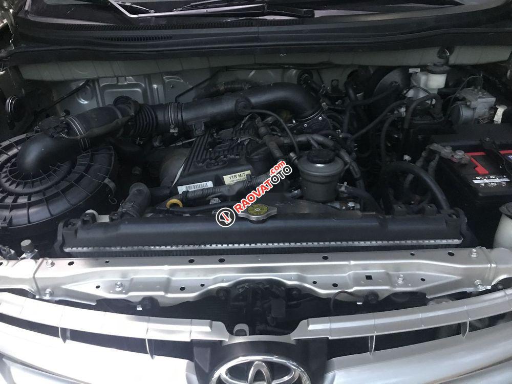 Cần bán gấp Toyota Innova MT 2011, màu bạc-0