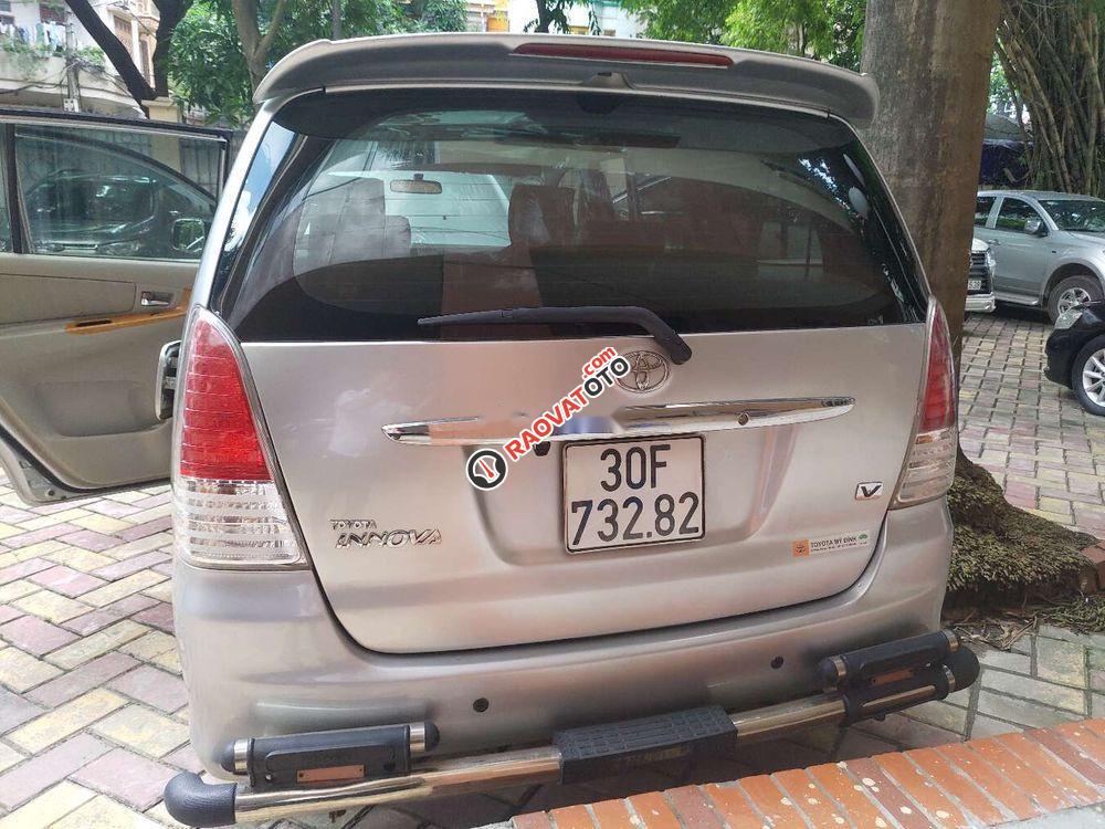 Gia đình bán lại xe Toyota Innova V năm 2011, màu bạc -0
