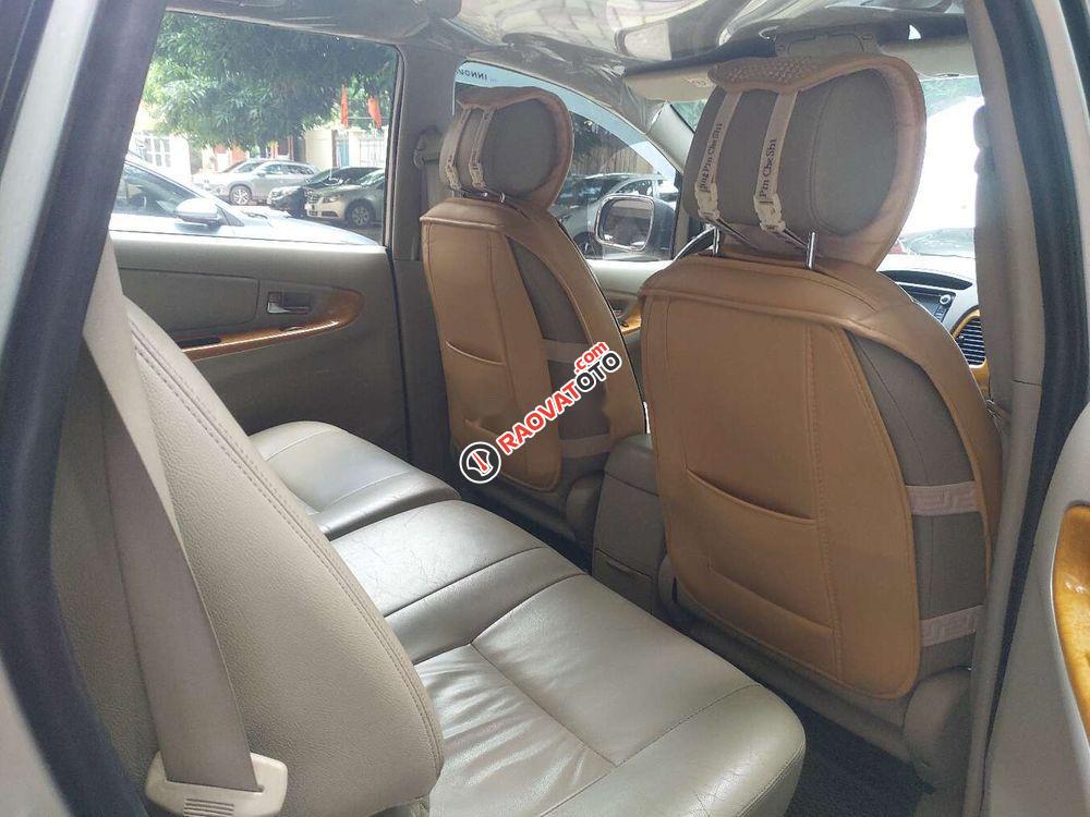 Gia đình bán lại xe Toyota Innova V năm 2011, màu bạc -3