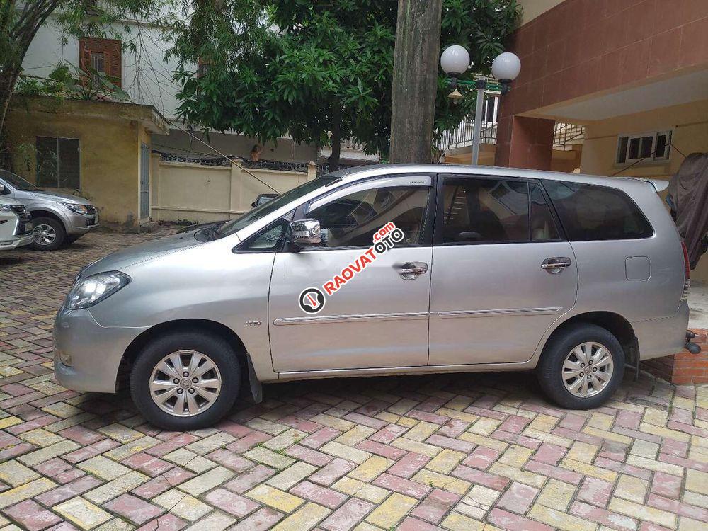 Gia đình bán lại xe Toyota Innova V năm 2011, màu bạc -4