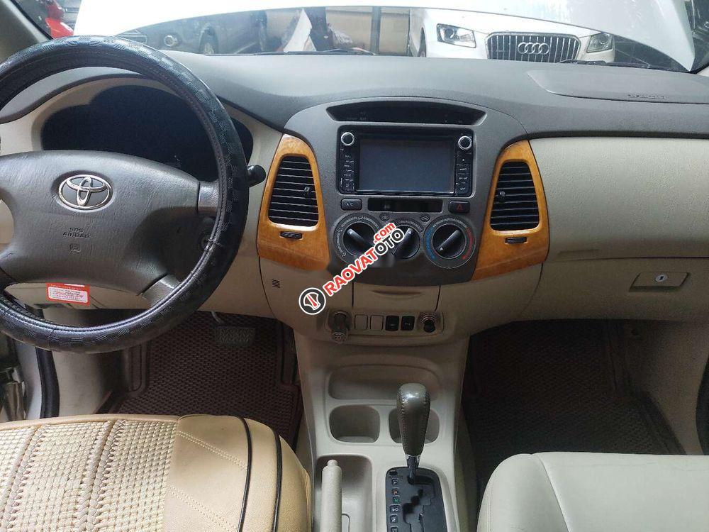 Gia đình bán lại xe Toyota Innova V năm 2011, màu bạc -1