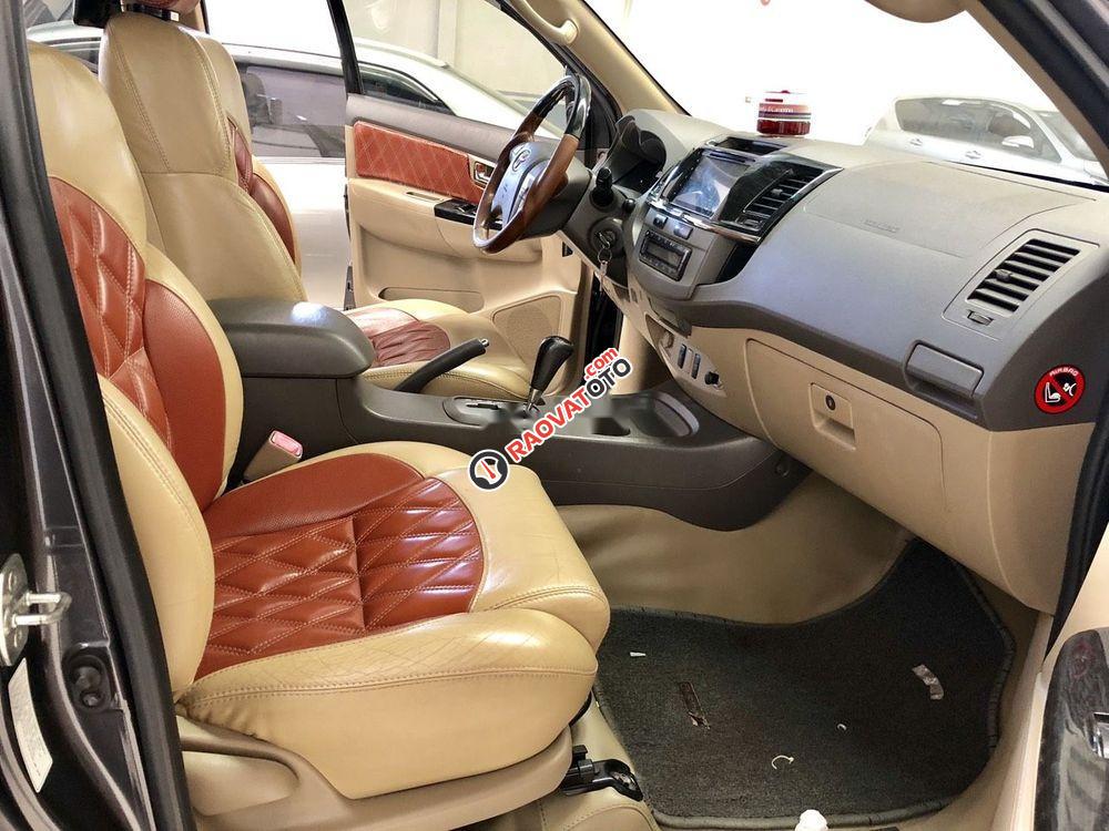 Cần bán Toyota Fortuner V năm 2012, màu xám, số tự động-2